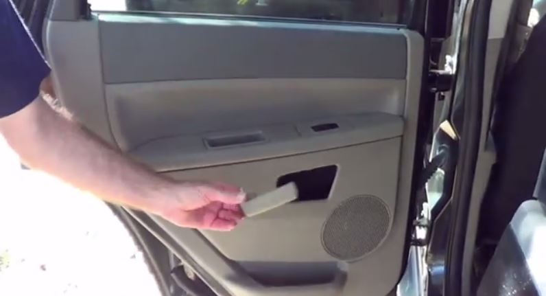 How to remove 2005 jeep grand cherokee door panel